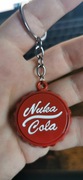 MBrelok Fallout Nuka Cola czerwony kapsel z otwieraczem – retro styl