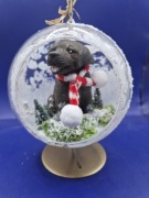 Bombka 3d duża 16cm Z  ręcznie wykonanym Labradorem w szaliku 