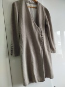 Brązowa sukienka w jodełkę z guziczkami z wełną Hexeline 40 L 