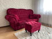 Kanapa w stylu glamour z poduszkami i podnóżkiem