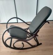 Fotel bujany na biegunach