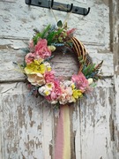 Wianek świąteczny wielkanocny dekoracja na drzwi kwiaty wiklina