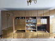 Meble z wysokim połyskiem z szybami