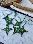 Świąteczne gwiazdki – ręcznie malowane zawieszki na choinkę