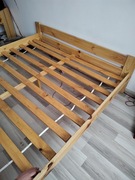 Sosnowe podwójne łóżko z materacem 