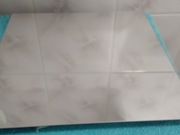 Małe lustro bez ramy. 