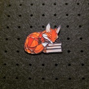 Pin metalowy przypinka witrażowy Lisek