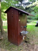 Toaleta drewniana z muszla klozetowa i spluczką 