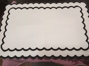 2 białe serwetki z czarnym haftem