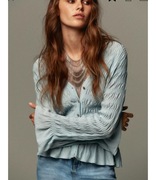 Błękitny sweterek falbanki 38M nowy