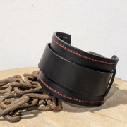 Skórzana szeroka bransoleta na rękę – czarna z czerwonym przeszyciem 