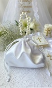 Piękna, delikatna torebka komunijna z białej, błyszczącej satyny