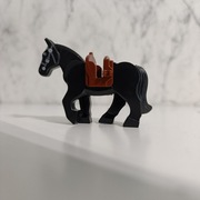 Czarny koń z siodłem brązowe siodło Horse