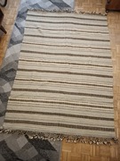 Kilim o neutralnym wzorze 