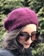 Modny beret z pomponem | Merino + alpaka | kolor czerwone wino | rękodzieło