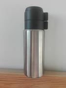 Termos o pojemności  0,7 l ze stali nierdzewnej z dwoma kubkami.