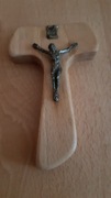 Krzyż Tau drewniany z metalową pasyjką