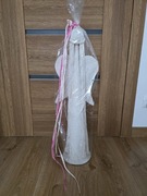 Figurka anioła ze skrzydłami zapakowana na prezent 