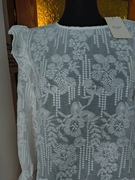 Biała koronkowa bluzka bo z jaskini rękawami wyszywana haftowana