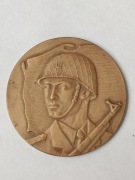 MEDAL Ludowe Wojsko Polskie Zolnierz na tle mapy Polski 70mm.135g.mosiadz
