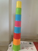 zestaw 8 kubków z cyframi do zabawy wodą piaskiem