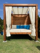 Łóżko ogrodowe z baldachimem, altana drewniana z leżanką