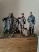 Gotowe pomalowane dwie figurki Niemców w 1-35 na drewnianej podstawce