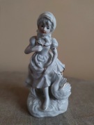 Nowa Porcelanowa Figurka " Gęsiarka" Villa Italia