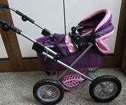 Wózek dla lalek w dobrym stanie i piłka do balansowania.