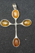 srebrna zawieszka krzyżyk z bursztynami