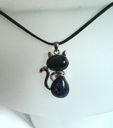 Noc Kairu, wisiorek z czarnym kotkiem