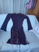 Sukienka z dzianiny z kwiatowym wzorem i ozdobnymi rękawami.36.Troll.