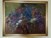 Obraz Jerzego Kapłańskiego kwiaty z pozłacaną ramą i ornamentami barokowymi