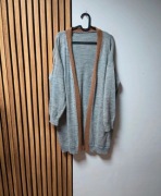 Szary sweter kardigan z brązową wstawką 