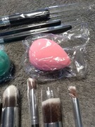 Zestaw pędzli do makijażu plus dwie gąbki 