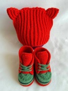 Komplet niemowlęcy handmade – buciki 10 cm + czapka 38 cm–czerwono-zielony