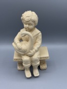 Ceramiczna figurka chłopca z gąska 