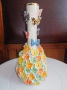 Wazon porcelanowy, rzeźbione kwiaty, złote motyle, kolorowe stokrotki.