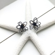 Minimalistyczne kolczyki czarne sztyfty z pustymi kwiatkami viralowe