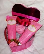 Zestaw prezentowy love róże kosmetyki serce , krem, błyszczyk Gadżet