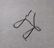 Sprężyna mocująca żarówkę H7 alfa romeo 147 lift, peugeot 207, scenic itp.