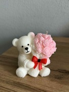 Świeca dekoracyjna miś z bukietem róż – idealna na prezent