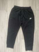 Czarne spodnie dresowe Nike club L 