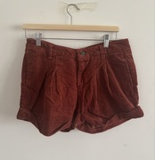 Krótkie czerwone spodenki