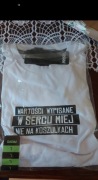 Wartości wypisane w sercu miej nie na koszulkach