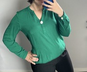 Zielona elegancka bluzka z guzikami dekolt serek