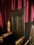 Neogotycki Tron z XIX wieku z panelami XVII-wiecznymi