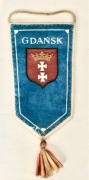 Pamiątkowy proporczyk z herbem Gdańska, z drugiej strony mapa Polski