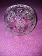 Kryształowy wazonik, kula. Średnica u góry 5.5 cm. Stan idealny. 