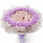 Bukiet z róż mydlanych i słodyczami Raffaello – elegancki prezent